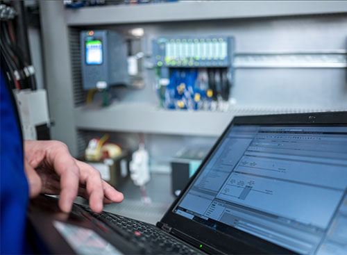 Kuboresha Udhibiti wa Viwanda kwa Kutumia SoftPLC na Usimamizi wa Unified Edge